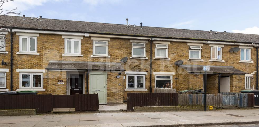 Spacious 3/4 bedrroom house with 4 shower rooms and access to a private garden Antill Road , Seven Sisters